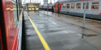 Шел в наушниках на «красный»: в Петербурге нетрезвый пешеход попал под электричку и погиб - Neva.Today