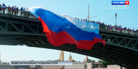 Активисты развернули 200-метровый триколор над центральным пролетом Троицкого моста - ГТРК Санкт-Петербург