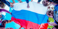 В детских лагерях Санкт‑Петербурга и Ленинградской области отметили День Государственного флага РФ - Комитет по образованию