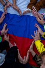 В детских лагерях Санкт‑Петербурга и Ленинградской области отметили День Государственного флага РФ