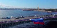 Петербургские активисты развернули триколор на Троицком мосту - Peterburg-News.Ru