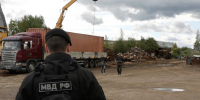 Полиция нашла у одного из мигрантов наркотики во время рейда на промзоне в Киришах - Neva.Today