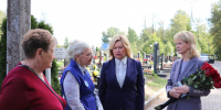 В День солидарности в борьбе с терроризмом вице-губернатор Наталья Чечина возложила цветы к памятнику «Сложенные крылья» - Администрация г. Санкт-Петербурга