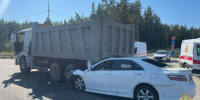 На трассе «Скандинавия» Toyota влетела в грузовик: погибли двое взрослых и ребенок - Neva.Today