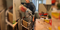 Наряд Росгвардии спас пенсионерку, разбившую голову в доме в Петербурге - Комсомольская правда