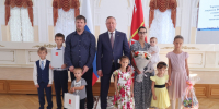 Губернатор Александр Беглов вручил ключи от пассажирского микроавтобуса семье из Невского района - Невский район