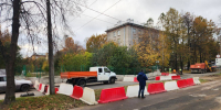 На улице Харченко провалился грунт: на месте происшествия работает «Водоканал» - ТК Санкт-Петербург