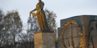 Память блокадников и защитников Ленинграда почтили на Пискаревском кладбище - Комсомольская правда