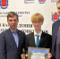Преподаватель ИСПО Надежда Кухаренкова, директор ИСПО Роман Байбиков, Егор Иванов с наградой, председатель Комитета по науке и высшей школе Андрей Максимов - СПб ГПУ