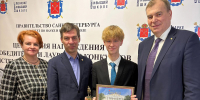 Преподаватель ИСПО Надежда Кухаренкова, директор ИСПО Роман Байбиков, Егор Иванов с наградой, председатель Комитета по науке и высшей школе Андрей Максимов - СПб ГПУ