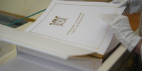 Александр Бельский продемонстрировал журналистам книгу «Почётных граждан Санкт-Петербурга» - Законодательное собрание