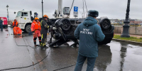 МЧС показало фото с места смертельного падения машина в реку на Васильевском острове - Neva.Today