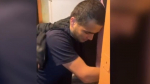 Видео: в Петербурге задержали брачных аферистов, помогавших мигрантам