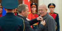 Александру Розенбауму и Семёну Альтову вручили почётные знаки за вклад в развитие Петербурга - Metro Петербург