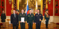 В Санкт-Петербурге командующий Северо-Западным округом войск национальной гвардии РФ вручил погоны высших офицеров - Росгвардия