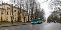 В Петербурге задержали женщину, которая разбила стекло в автобусе и выпрыгнула из салона в окно - Spbdnevnik.ru