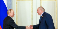 Лукашенко вручил в Петербурге Путину картину, обещанную на день рождения - Neva.Today