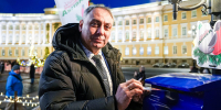 Андрей Сарана отправил с «Новогодней почты» открытку маме - Петербургский дневник