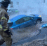 Фото: машина провалилась в яму с водой на месте прорыва на 5-й Советской - Spbdnevnik.ru