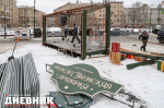 Фото: в Петербурге разбирают декорации и палатки Рождественской ярмарки