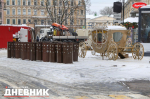 Фото: в Петербурге разбирают декорации и палатки Рождественской ярмарки