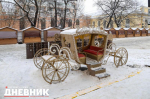 Фото: в Петербурге разбирают декорации и палатки Рождественской ярмарки