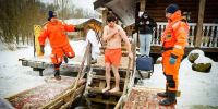 Фото: как проходят крещенские купания в пруду у храма страстотерпца царевича Алексия в Петергофе - Петербургский дневник