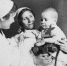 Ленинградские медсестры с выздоровевшей пациенткой в апреле 1943 года. Источник: Георгий Коновалов. Фотохроника ТАСС / Wikimedia Commons - СПбГУ