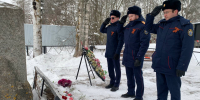 В преддверии 82-й годовщины полного освобождения Ленинграда от фашистской блокады офицеры Западного МСУТ СК России облагородили братское воинское захоронение в Ленинградской области - Западное следственное управление на транспорте