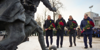 Губернатор города и спикер петербургского парламента возложили цветы к Памятнику футболистам блокадного Ленинграда - Законодательное собрание