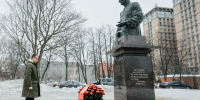Пиотровский возложил цветы к памятнику Собчаку на Васильевском острове - Spbdnevnik.ru