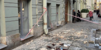 СК возбудил дело после обрушения куска фасада на прохожего на Большой Морской - Комсомольская правда