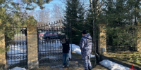 В Петродворцовом районе наряд Росгвардии задержал неадекватного водителя, протаранившего ворота частного дома - Росгвардия