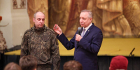 Беглов вручил награду участнику СВО, работающему в Михайловском театре - Петербургский дневник