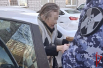 В Отрадном росгвардейцы передали медикам потерявшую память пенсионерку и сообщили об этом ее родственнице
