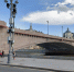 В центре Москвы женщина свалилась с моста на проезжую часть и погибла на месте - Neva.Today