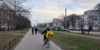 Депутаты ЗакСа предложили ввести ряд требований, касающихся курьеров служб доставки на электровелосипедах | ФОТО Полины АКИМОВОЙ - С.-Петербургские ведомости
