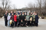 Комитет вместе со школьниками размещает скворечники в парках города