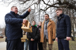 Комитет вместе со школьниками размещает скворечники в парках города
