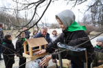 Комитет вместе со школьниками размещает скворечники в парках города