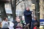 Комитет вместе со школьниками размещает скворечники в парках города