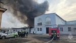 Пожар на Хрустальной улице продолжают тушить почти полсотни спасателей