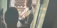 Видео: пассажир вытолкнул проводницу из поезда, следовавшего из Челябинска в Петербург - Spbdnevnik.ru