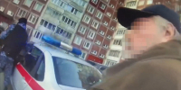 В Петербурге мужчина угрожал ножом двум 9-летним мальчикам в парадной жилого дома - Spbdnevnik.ru