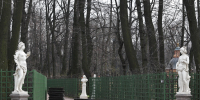 Фото: в Летнем саду Петербурга сняли зимние футляры со скульптур - Spbdnevnik.ru