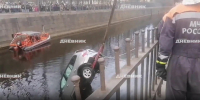 Видео: в Кронштадте поднимают рухнувший в канал автомобиль - Петербургский дневник