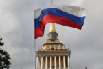 Жители Нарвы собираются на берегу, чтобы послушать концерт ко Дню Победы в Ивангороде