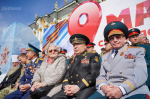 «Память, которую несут через поколения»: как петербуржцы встретили День Победы и прошли в «Бессмертном полку»