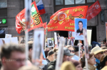 «Память, которую несут через поколения»: как петербуржцы встретили День Победы и прошли в «Бессмертном полку»