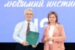 Вручение благодарности СПбПУ мастеру учебной лаборатории «современные технологии управления» Владимиру Бордикову